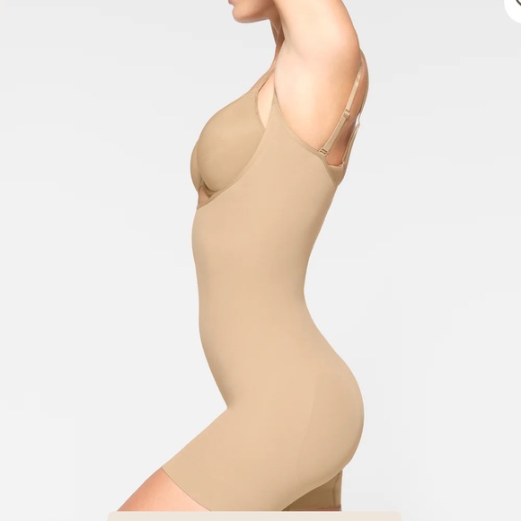 skims seamless sculpt OPEN BUST SHORTIE BODYSUIT - Picture 4 of 11